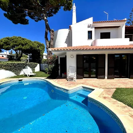 Vila Traditional With Pool By Homing *